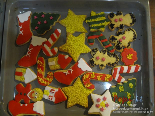 Χριστουγεννιάτικα μπισκότα στολισμένα με ζαχαρόπαστα.